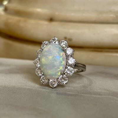 Bague Marguerite en or blanc, opale cabochon et diamants pour 1,30 carat