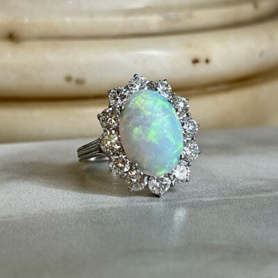 Bague Marguerite en or blanc, opale cabochon et diamants pour 1,30 carat