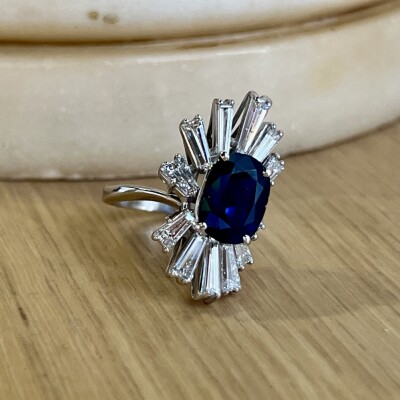 Bague en or blanc, saphir de taille ovale de 2,50 carat et diamants tapers pour 2 carats