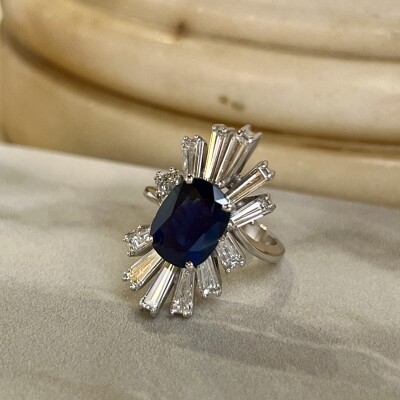 Bague en or blanc, saphir de taille ovale de 2,50 carat et diamants tapers pour 2 carats