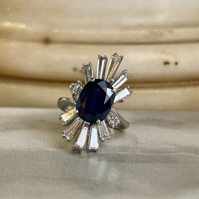 Bague en or blanc, saphir de taille ovale de 2,50 carat et diamants tapers pour 2 carats