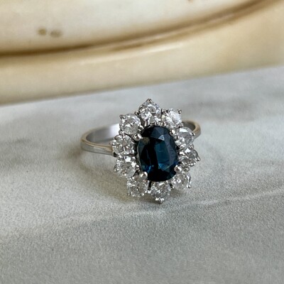 Bague Marguerite en or blanc, saphir de taille ovale de 1,10 carat et diamants de taille ancienne pour 1,40 carat
