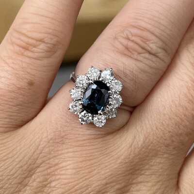 Bague Marguerite en or blanc, saphir de taille ovale de 1,10 carat et diamants de taille ancienne pour 1,40 carat