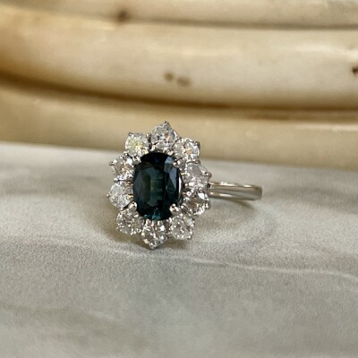 Bague Marguerite en or blanc, saphir de taille ovale de 1,10 carat et diamants de taille ancienne pour 1,40 carat