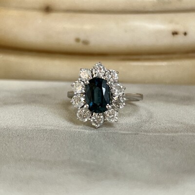 Bague Marguerite en or blanc, saphir de taille ovale de 1,10 carat et diamants de taille ancienne pour 1,40 carat