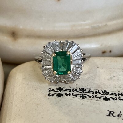 Bague Jupe en or blanc et or jaune, émeraude de 1,10 carat et diamants tapers pour 2 carats