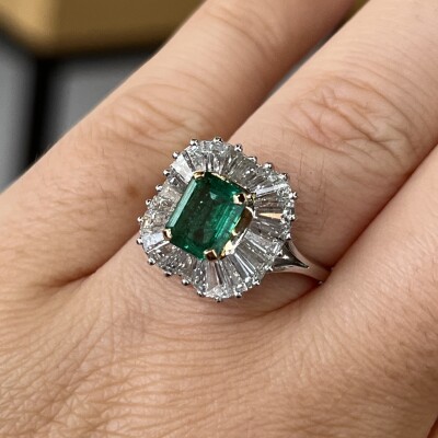 Bague Jupe en or blanc et or jaune, émeraude de 1,10 carat et diamants tapers pour 2 carats