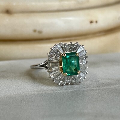 Bague Jupe en or blanc et or jaune, émeraude de 1,10 carat et diamants tapers pour 2 carats