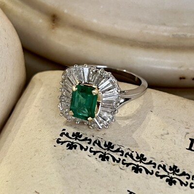 Bague Jupe en or blanc et or jaune, émeraude de 1,10 carat et diamants tapers pour 2 carats