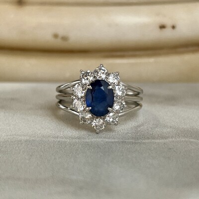 Bague Marguerite en or blanc, saphir de taille ovale de 1,20 carat et diamants pour 1 carat