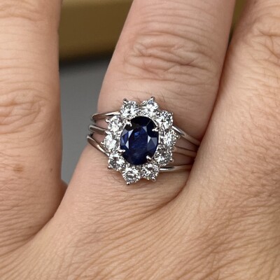 Bague Marguerite en or blanc, saphir de taille ovale de 1,20 carat et diamants pour 1 carat