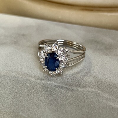 Bague Marguerite en or blanc, saphir de taille ovale de 1,20 carat et diamants pour 1 carat
