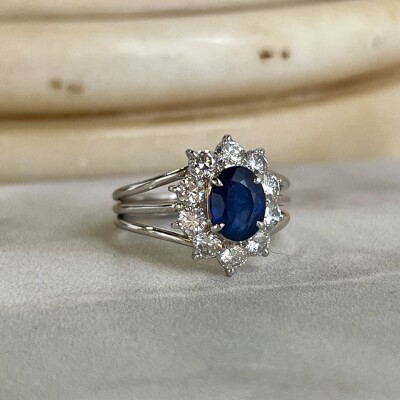 Bague Marguerite en or blanc, saphir de taille ovale de 1,20 carat et diamants pour 1 carat
