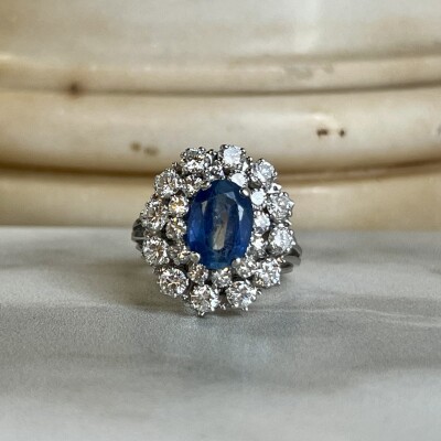 Bague Marguerite en or blanc, saphir de taille ovale de 2,50 carats et diamants pour 1,80 carat