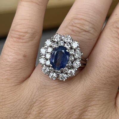 Bague Marguerite en or blanc, saphir de taille ovale de 2,50 carats et diamants pour 1,80 carat