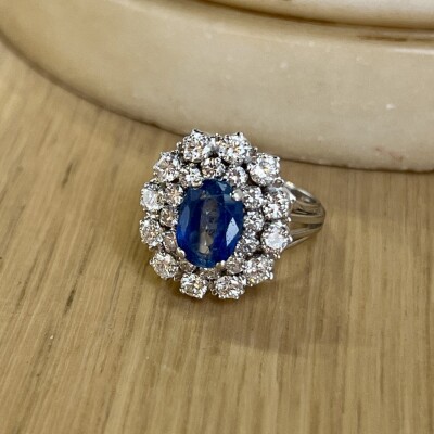 Bague Marguerite en or blanc, saphir de taille ovale de 2,50 carats et diamants pour 1,80 carat