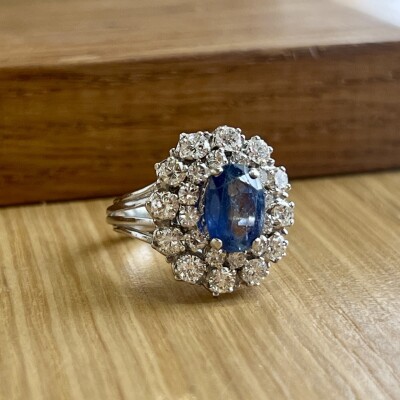 Bague Marguerite en or blanc, saphir de taille ovale de 2,50 carats et diamants pour 1,80 carat