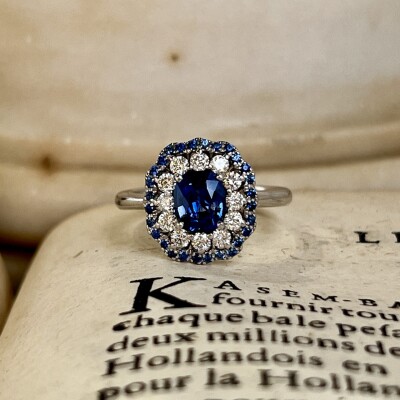 Bague Marguerite en or blanc, saphir de 1,14 carat, saphirs et diamants pour 0,49 carat