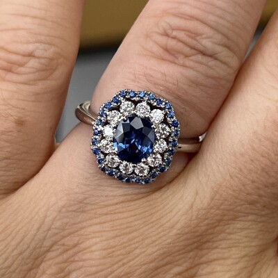 Bague Marguerite en or blanc, saphir de 1,14 carat, saphirs et diamants pour 0,49 carat