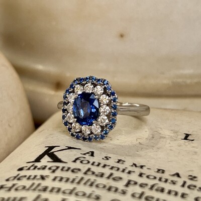 Bague Marguerite en or blanc, saphir de 1,14 carat, saphirs et diamants pour 0,49 carat