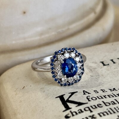 Bague Marguerite en or blanc, saphir de 1,14 carat, saphirs et diamants pour 0,49 carat