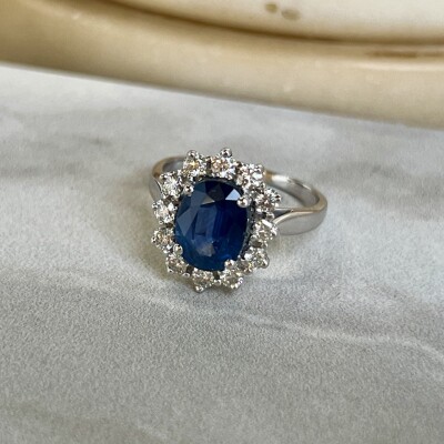 Bague Marguerite en or blanc, saphir de taille ovale de 1,70 carat et diamants pour 0,60 carat