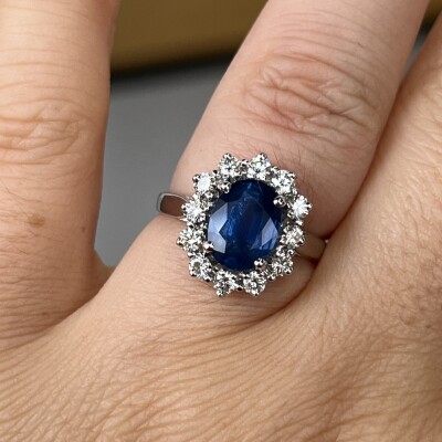 Bague Marguerite en or blanc, saphir de taille ovale de 1,70 carat et diamants pour 0,60 carat