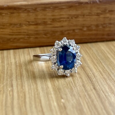 Bague Marguerite en or blanc, saphir de taille ovale de 1,70 carat et diamants pour 0,60 carat