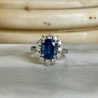 Bague Marguerite en or blanc, saphir de taille ovale de 1,70 carat et diamants pour 0,60 carat
