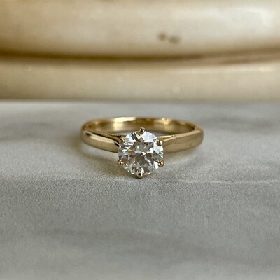 Solitaire en or jaune et diamant de 0,94 carat légèrement teinté K VS2