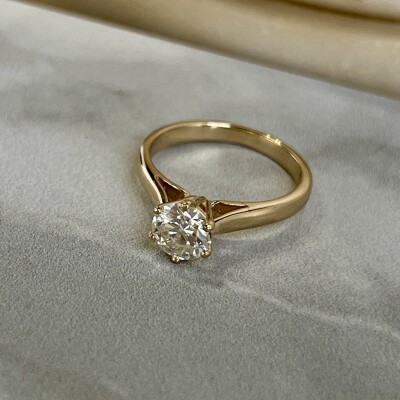 Solitaire en or jaune et diamant de 0,94 carat légèrement teinté K VS2