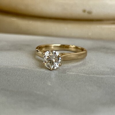 Solitaire en or jaune et diamant de 0,94 carat légèrement teinté K VS2