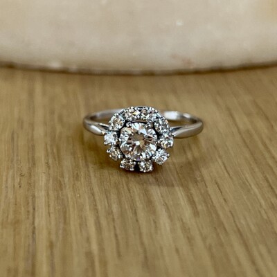 Bague Marguerite en or blanc, diamant central de 0,58 carat et diamants pour 0,50 carat