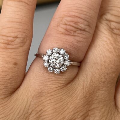 Bague Marguerite en or blanc, diamant central de 0,58 carat et diamants pour 0,50 carat
