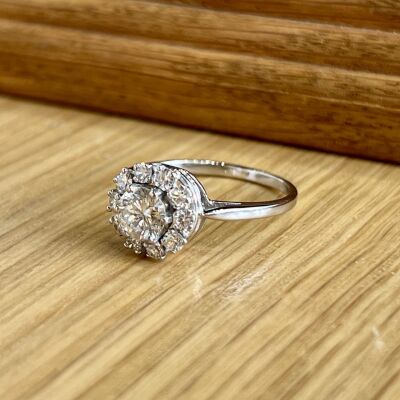 Bague Marguerite en or blanc, diamant central de 0,58 carat et diamants pour 0,50 carat