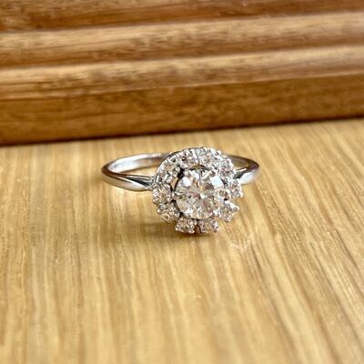 Bague Marguerite en or blanc, diamant central de 0,58 carat et diamants pour 0,50 carat