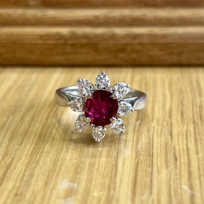 Bague Marguerite en or blanc 14k, rubis de taille ovale de 0,80 carat et diamants pour 0,64 carat