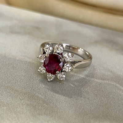 Bague Marguerite en or blanc 14k, rubis de taille ovale de 0,80 carat et diamants pour 0,64 carat