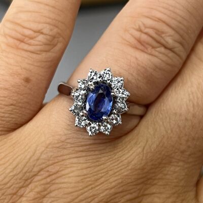 Bague Marguerite en or blanc, saphir de taille ovale de 1,20 carat et diamants pour 0,60 carat