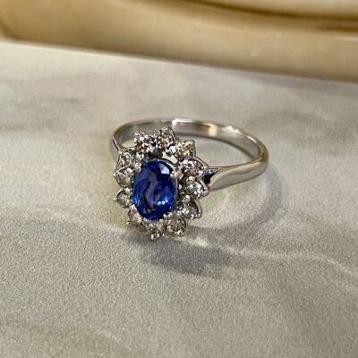 Bague Marguerite en or blanc, saphir de taille ovale de 1,20 carat et diamants pour 0,60 carat