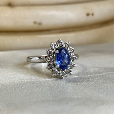 Bague Marguerite en or blanc, saphir de taille ovale de 1,20 carat et diamants pour 0,60 carat