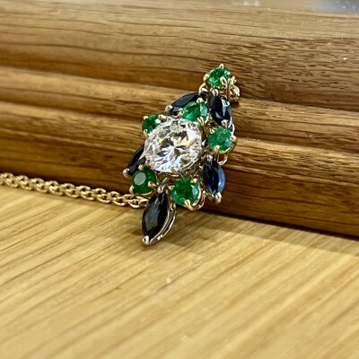 Pendentif en or jaune et or blanc, diamant de 1,32 carat blanc exceptionnel E SI1, émeraudes pour 0,90 carat et saphirs de taille marquise pour 1 carat