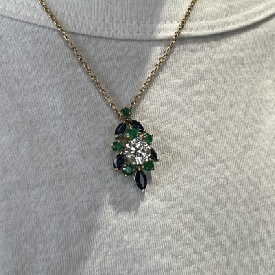 Pendentif en or jaune et or blanc, diamant de 1,32 carat blanc exceptionnel E SI1, émeraudes pour 0,90 carat et saphirs de taille marquise pour 1 carat
