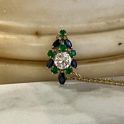 Pendentif en or jaune et or blanc, diamant de 1,32 carat blanc exceptionnel E SI1, émeraudes pour 0,90 carat et saphirs de taille marquise pour 1 carat