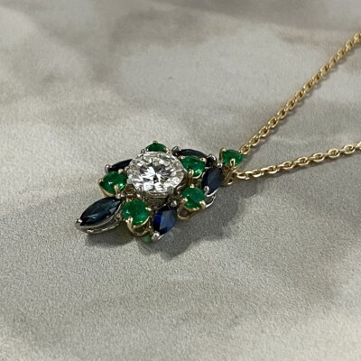 Pendentif en or jaune et or blanc, diamant de 1,32 carat blanc exceptionnel E SI1, émeraudes pour 0,90 carat et saphirs de taille marquise pour 1 carat