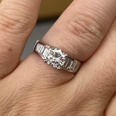 Solitaire en or blanc, diamant central de 1,05 carat blanc H VVS1 et diamants baguette pour 0,70 carat