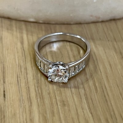 Solitaire en or blanc, diamant central de 1,05 carat blanc H VVS1 et diamants baguette pour 0,70 carat