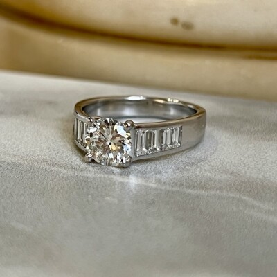 Solitaire en or blanc, diamant central de 1,05 carat blanc H VVS1 et diamants baguette pour 0,70 carat