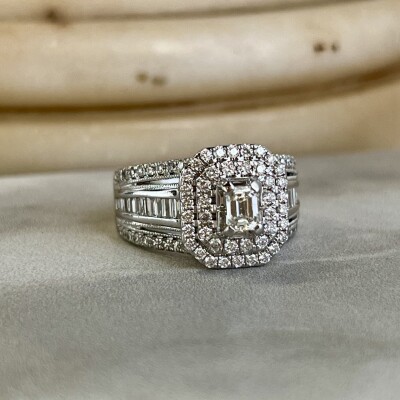 Bague en or blanc, diamant de taille émeraude de 0,35 carat, diamants de taille baguette pour 1 carat et diamants pour 0,60 carat