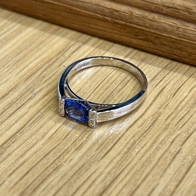Bague Victoire en or blanc, saphir de taille ovale de 0,87 carat et diamants